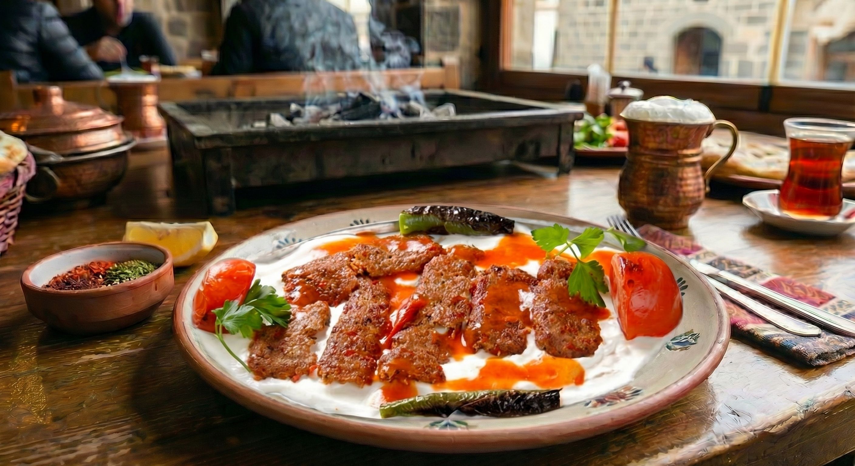 yoğurtlu kebap, yoğurtlu et, soslu kebap, kebap çeşitleri, diyarbakır kebap, ızgara et, lavaş, tereyağlı kebap
