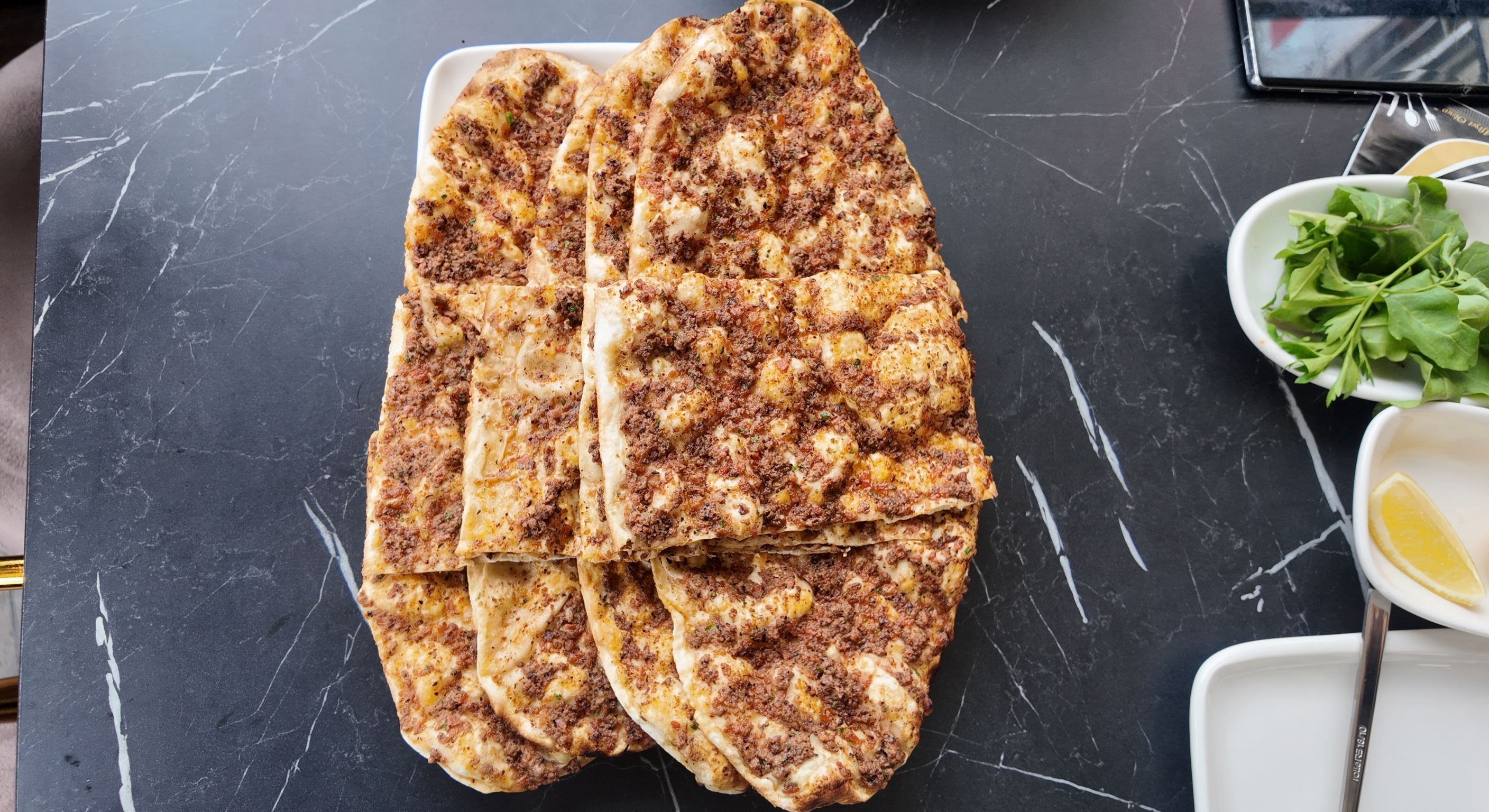 lahmacun, çıtır lahmacun, ince hamur, kıymalı lahmacun, diyarbakır lahmacun, taş fırın, kebap çeşitleri, yöresel lezzet