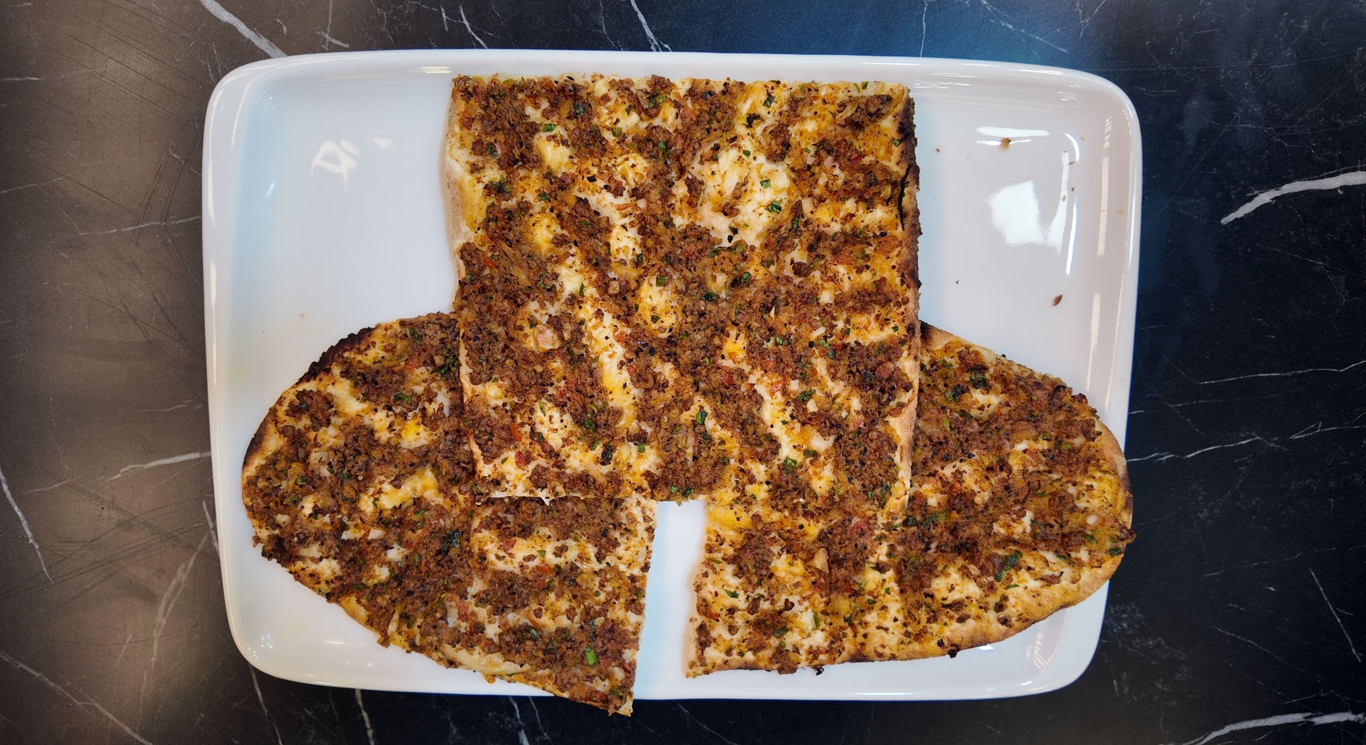 cevizli lahmacun, lahmacun çeşitleri, taş fırın lahmacun, diyarbakır lahmacun, kıymalı lahmacun, cevizli lezzet, yöresel tat