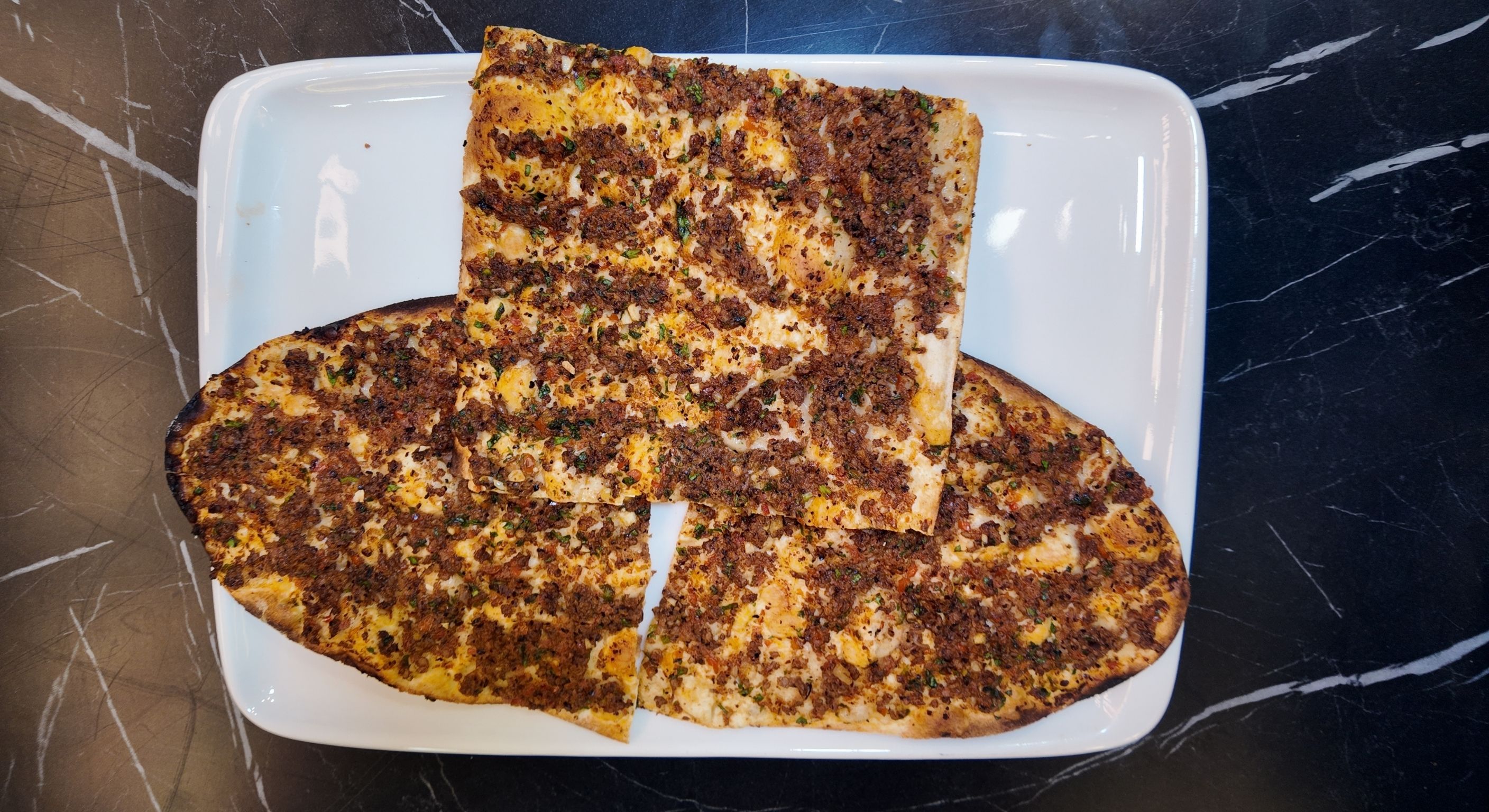 sarımsaklı lahmacun, lahmacun çeşitleri, taş fırın lahmacun, diyarbakır lahmacun, kıymalı lahmacun, sarımsaklı harç, yöresel lezzet
