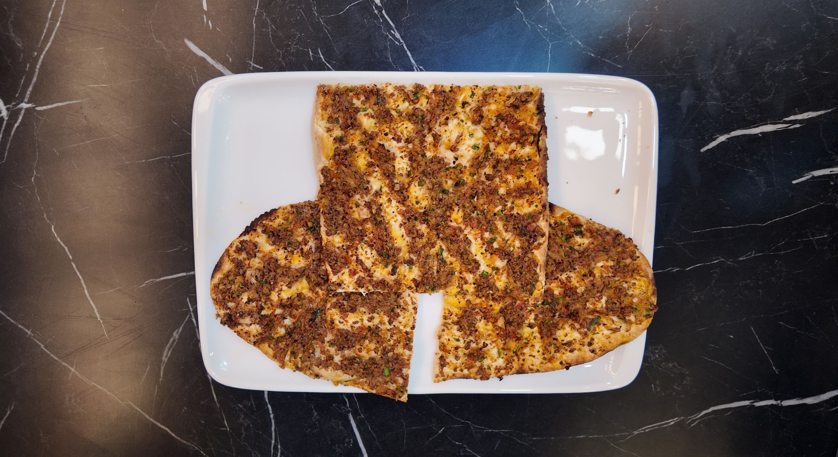 soğanlı lahmacun, lahmacun çeşitleri, taş fırın lahmacun, diyarbakır lahmacun, kıymalı lahmacun, soğanlı harç, yöresel lezzet